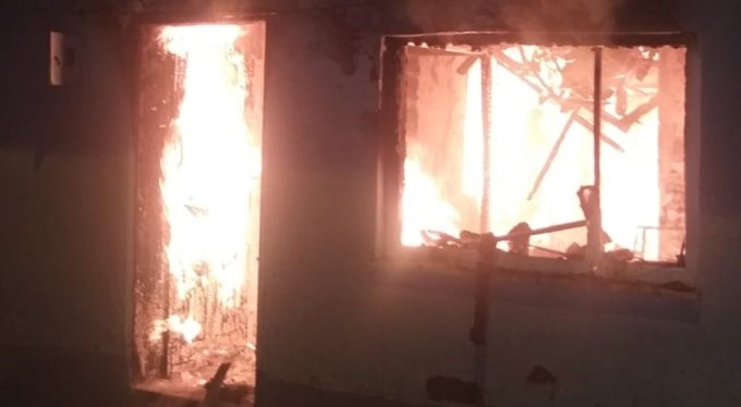 Alevler 2 evi kullanılmaz hale getirdi