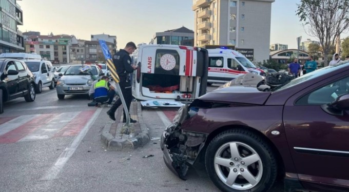 Bursa'da ambulans yan yattı! 1'i sağlık personeli 3 kişi yaralandı