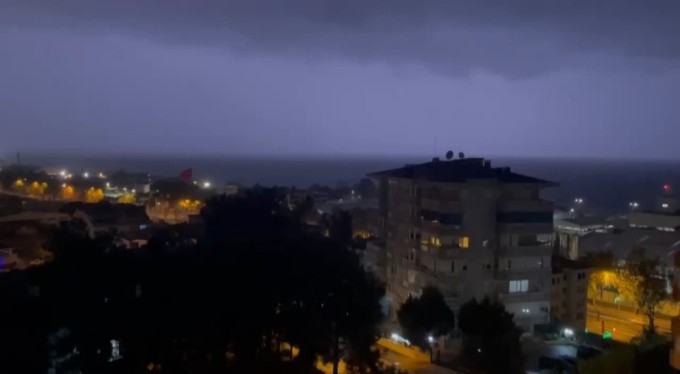 Bursa güne yağmur ve şimşeklerle uyandı