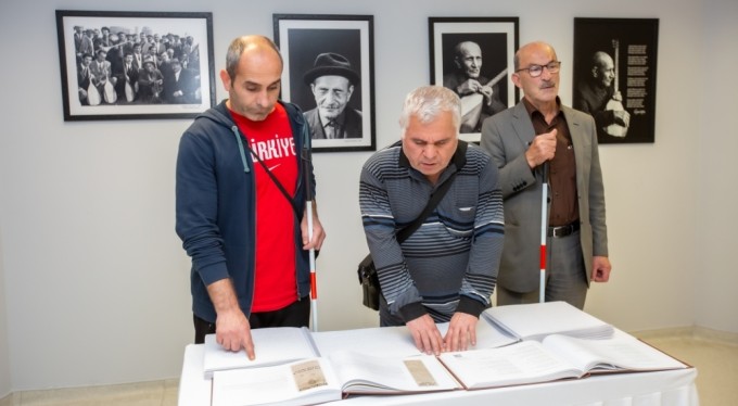 Göremedikleri fotoğrafları, dokunarak anladılar