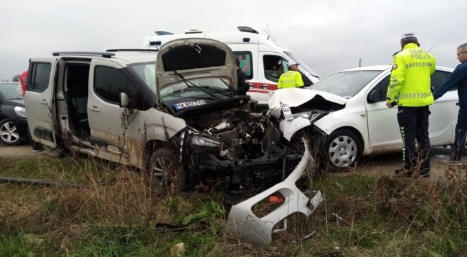 Bursa'da ticari araç ile otomobil kafa kafaya çarpıştı: 5 yaralı