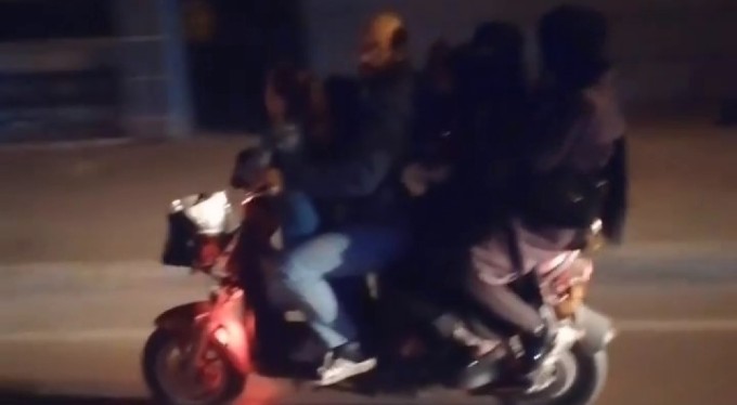 Yarım düzine bir motosiklete bindiler