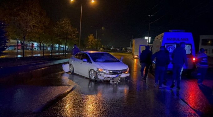 Bursa'da bariyerlere çarpan otomobilde 5 kişi yaralandı
