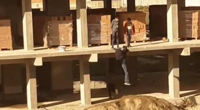 Çocukların inşatta tehlikeli oyunu