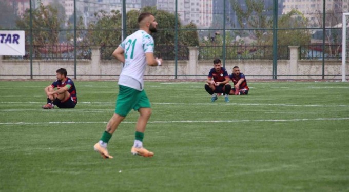 Hakemin kararını beğenmeyen futbolcular, maçı bırakıp oturma eylemi yaptı
