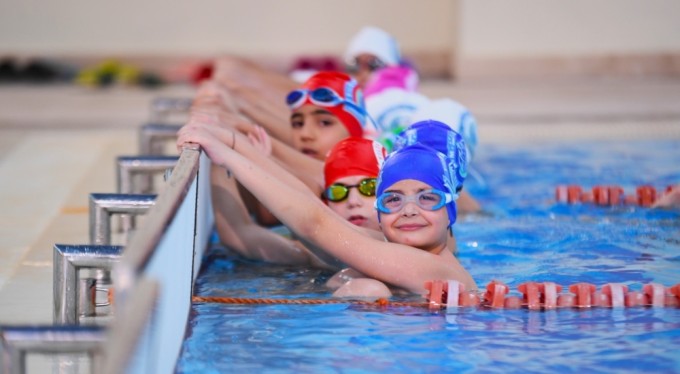 Minik yüzücüler kulaçlarını Atatürk'ü anmak için attı