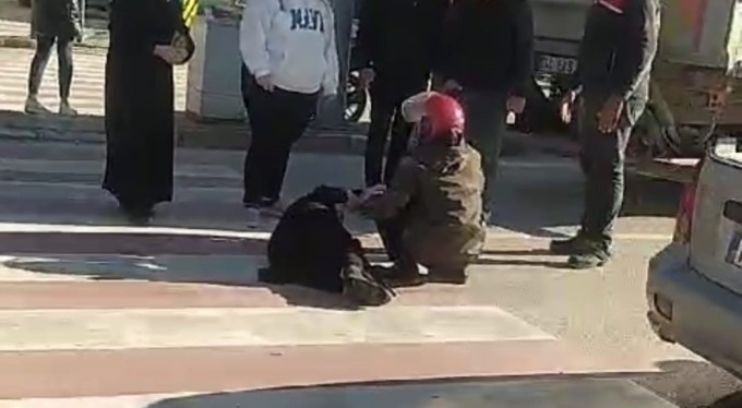 Yaralı eşinin elini hiç bırakmadı