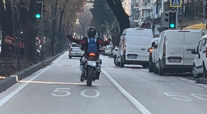 Bursa'da motosiklet üzerinde dans edip trafiği tehlikeye attı cezadan kaçamadı!