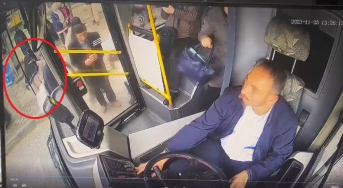 Bursa'da 3 kadın yankesici, otobüse binen kadının cüzdanını çalarken yakalandı!