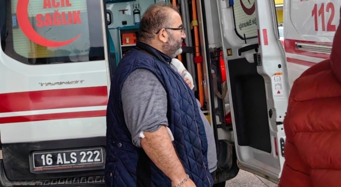 Bursa'da meyve keserken elini kesti!