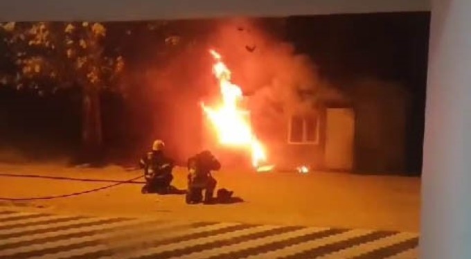 Bursa'da bekçi kulübesi alev alev yandı