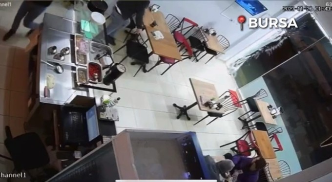 Bursa'da şiddetli rüzgar kapıyı böyle parçaladı!