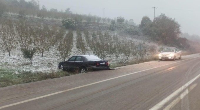 Bursa'da direksiyon hakimiyetini kaybeden sürücü, karşı şeritten gelen araca çarptı!