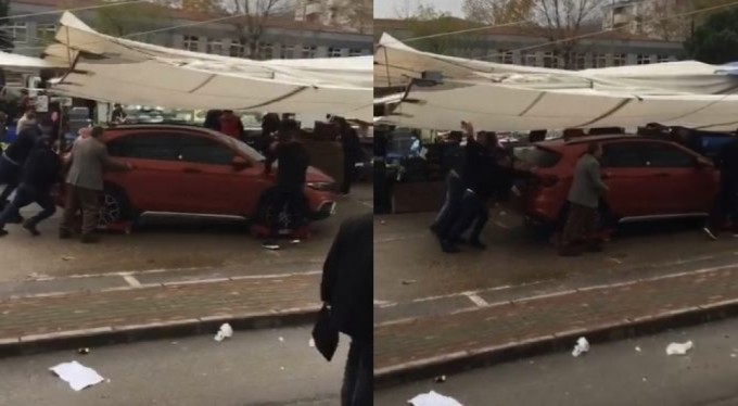 Bursa'da Pazar alanında unutulan otomobili böyle kaldırdılar