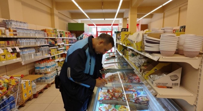 Karacabey'de zabıta ekiplerinin market denetimleri sürüyor