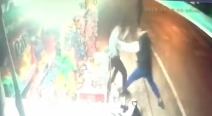 Bursa'da bıçakla çevreye zarar verdi, gençlerden kaçamadı!