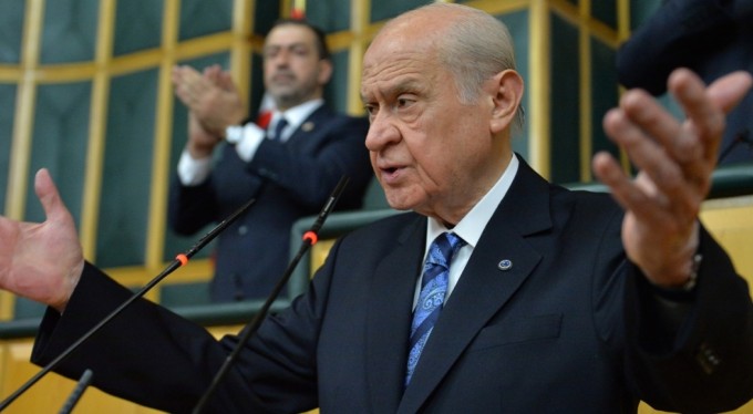 MHP Genel Başkanı Bahçeli: "Saçlarına dolardan bukleler yapan şaibeli soytarılar milletimizde haklı bir öfkeye neden olmaktadır"