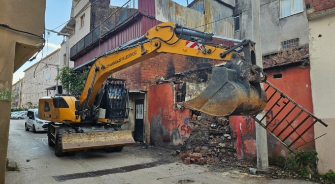 Osmangazi'de metruk binalar yıkılıyor