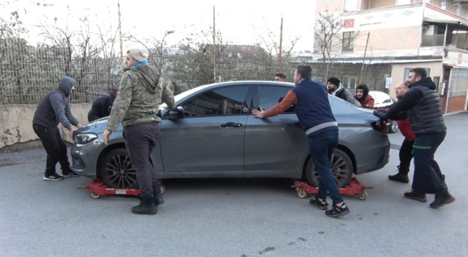 Hatalı park edilen otomobillere pazarcı esnafından kaydıraklı çözüm