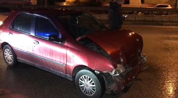 Şerit değiştirirken otobüse çarptı: 1 yaralı