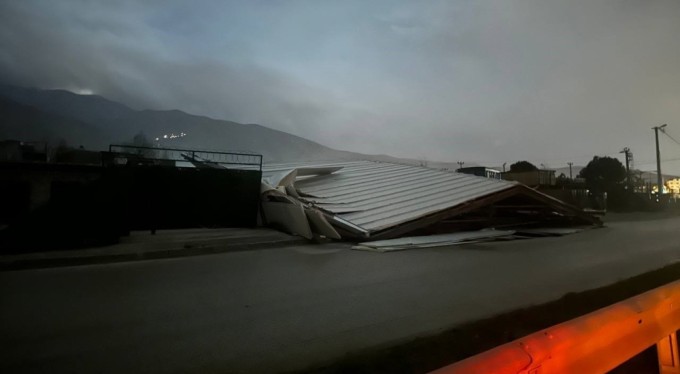 Bursa'da facia teğet geçti! Cam fabrikasının çatısı yerle bir oldu