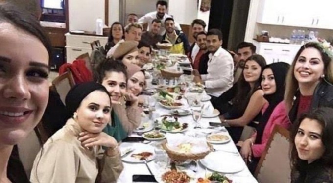 "Şampiyonlar Ligi" fotoğrafında bulunan 15 kişi hakkında yurt dışına çıkış yasağı