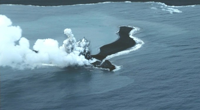 Japonya'daki volkanik ada 200 metre yüksekliğe kaya parçaları püskürttü