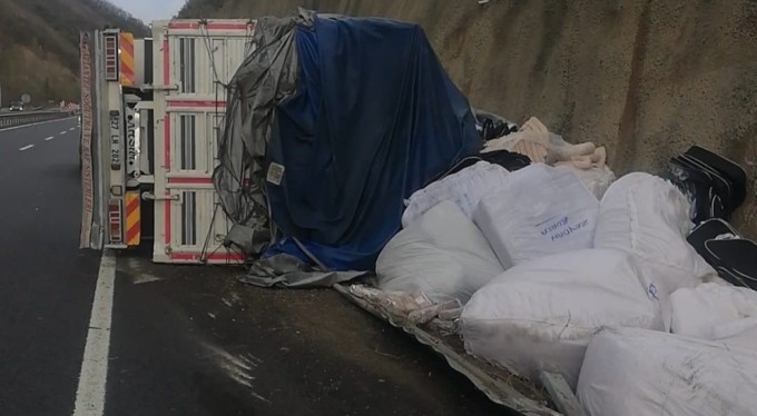 Bursa'da tır ile çarpışan kamyon devrildi: 1 yaralı