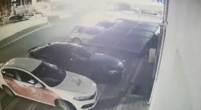 Bursa'da fırtına çatıları, tabelaları uçurdu