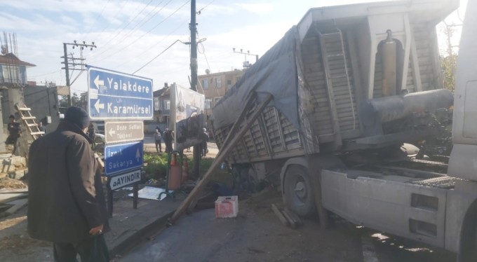 Bursa'da 25 tonluk tır kanala düştü!