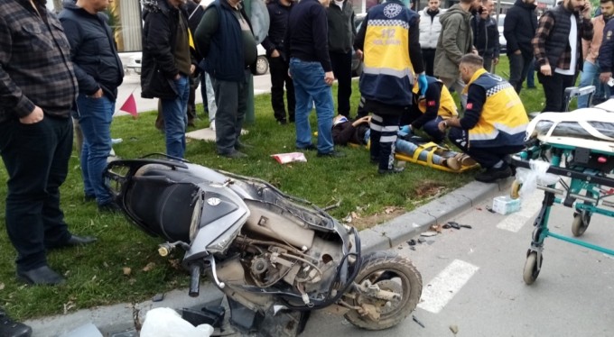 Bursa'da korkutan kaza! Otomobil ile çarpışan motosikletteki 2 genç yaralandı