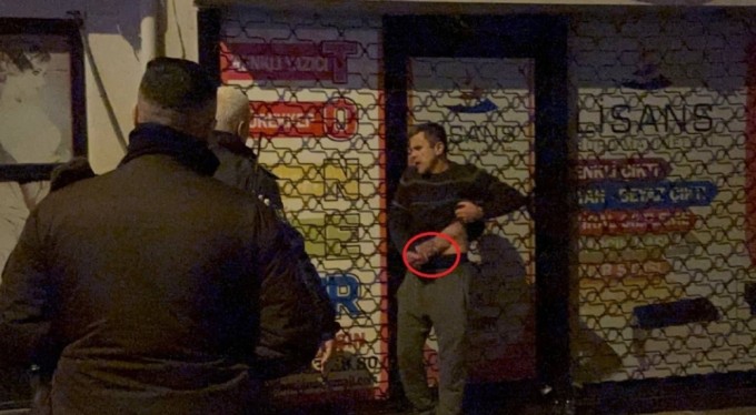 Bursa'da eski eşini unutamadı, sokak ortasında bıçağı boğazına dayadı!