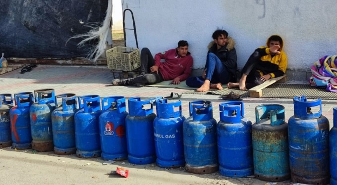 Gazze'deki Filistinliler gaz için saatlerce sıra bekliyor
