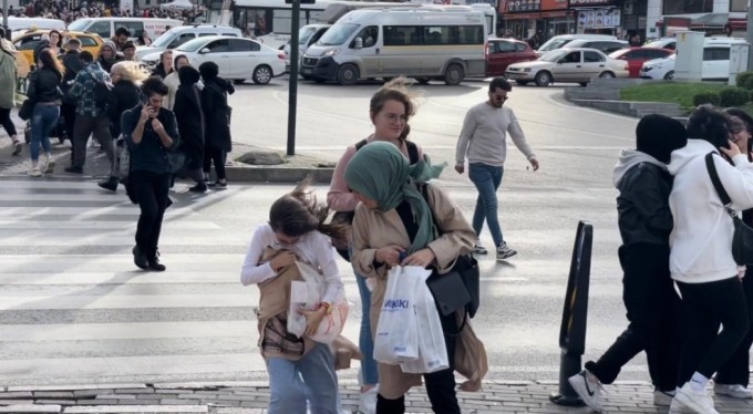 Bursa'da etkili rüzgar vatandaşlara zor anlar yaşattı