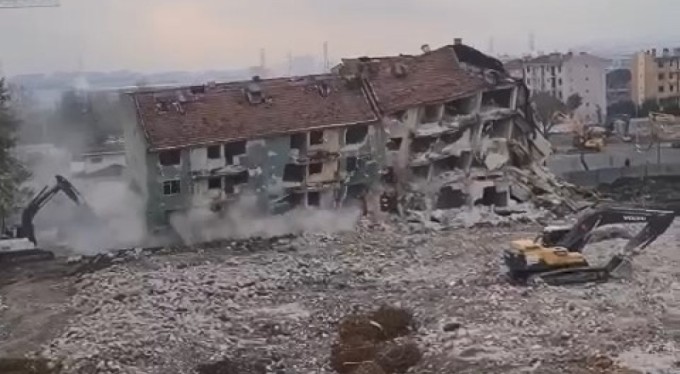 Bursa'da 4 katlı bina saniyeler içerisinde yerle bir oldu