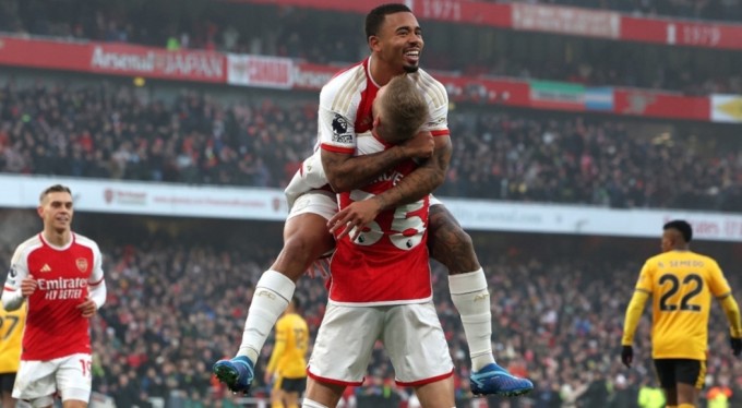 Premier Lig'de zirve yarışı kızıştı