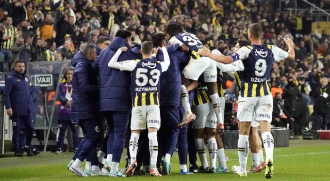 Fenerbahçe, 4 golle liderliğini sürdürdü