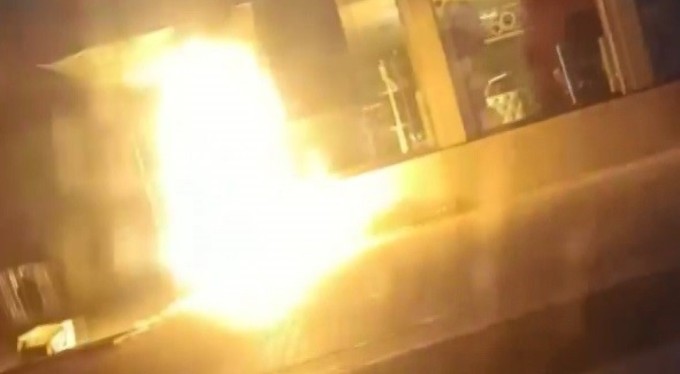 Bursa'da mobilya mağazası alev alev yandı!