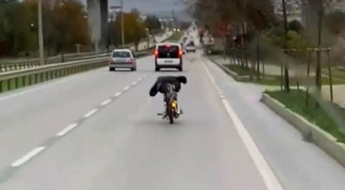 Bursa'da motosikleti yatarak sürüp tehlike saçtı!