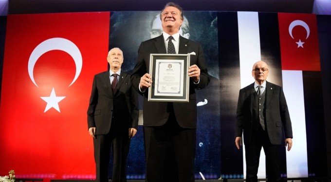 Beşiktaş'ta Başkan Hasan Arat ve yönetim kurulu, mazbatalarını aldı