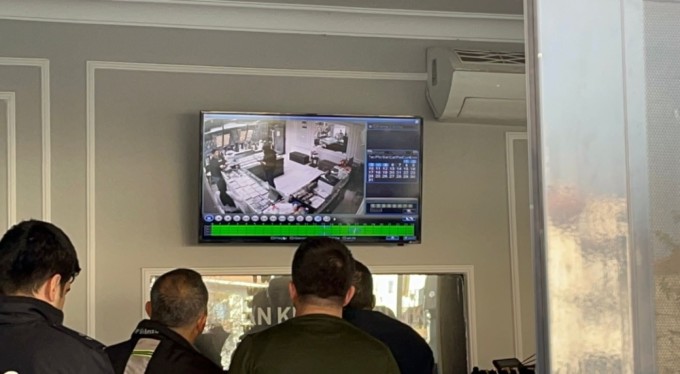 Bursa'da kar maskeli ve silahlı soyguncu kamerada... Polis ekipleri olayı böyle araştırdı