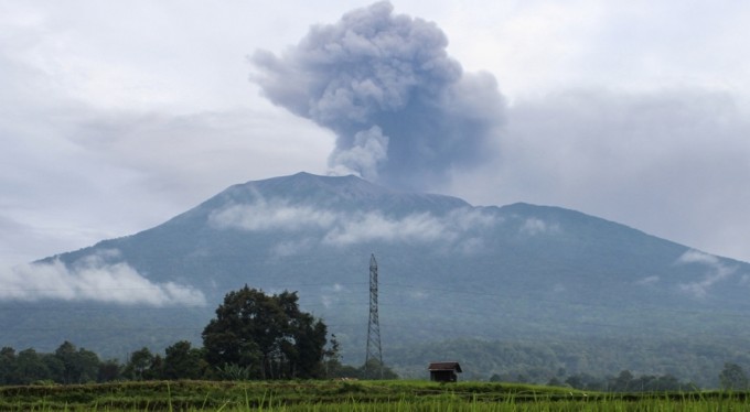 Endonezya'daki yanardağ patlamasında can kaybı 22'ye yükseldi
