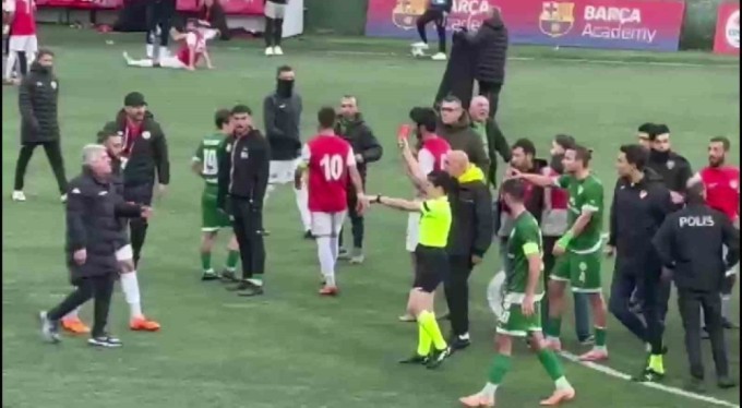 Maltepe'de faul kararı bekleyen futbolcular ve hakem arasında gerginlik