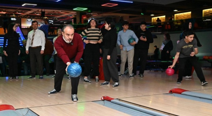 Liseliler bowlingle stres atıyor