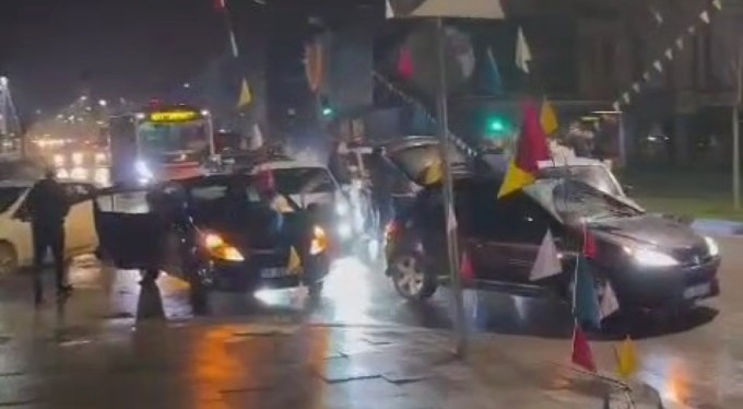 Bursa'da umursamaz gençler yolu kapattı, çiftetelli oynadı...