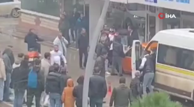 Bursa'da sokağı ringe çevirdiler! Tekme ve yumruklar havada uçuştu...