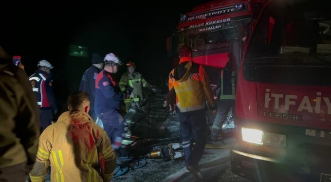 Bursa'da korkunç kaza! Otomobil iki tırın arasında sıkıştı! Ölü ve yaralı var