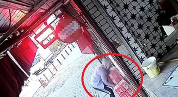 Bursa'da kameralar ortaya çıkardı! Dükkan önünde gördü, kucaklayıp götürdü...