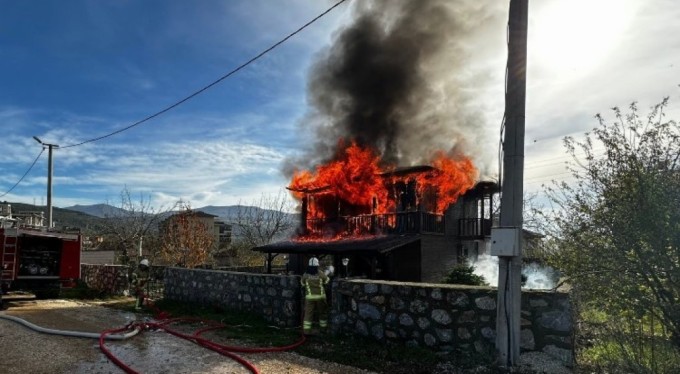 Bursa'da iki katlı ev cayır cayır yandı!