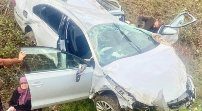 Bursa'da tırla çarpışan otomobil şarampole uçtu! Yaralılar var...